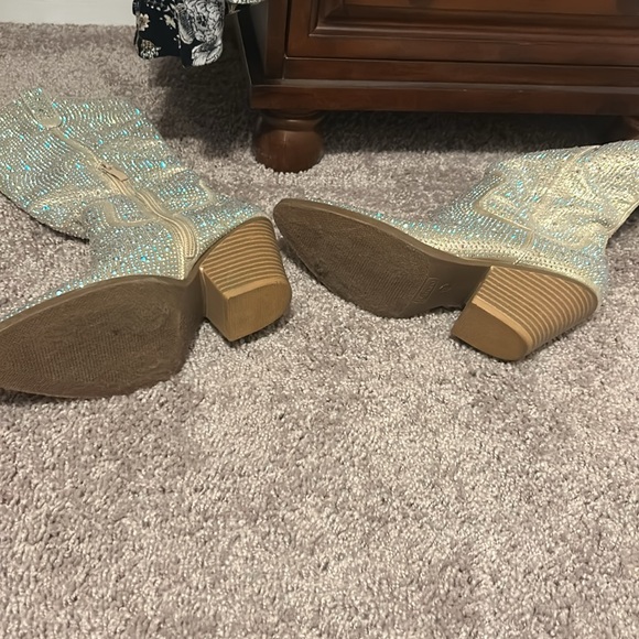 Like new! Bedazzled cowgirl boot - Picture 4 of 6